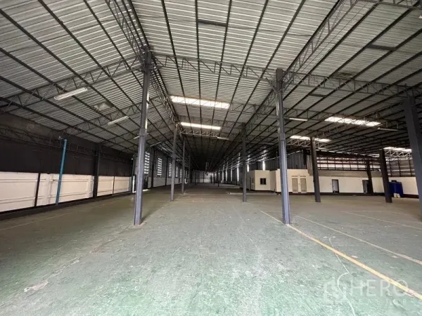 货栈 出租在Khan Na Yao, Bangkok - 高挑仓库内部，钢柱、天窗与宽阔地面。