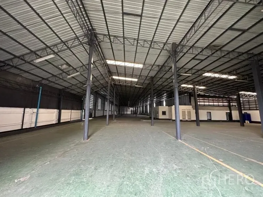 货栈 出租在Khan Na Yao, Bangkok - 高挑仓库内部，钢柱、天窗与宽阔地面。