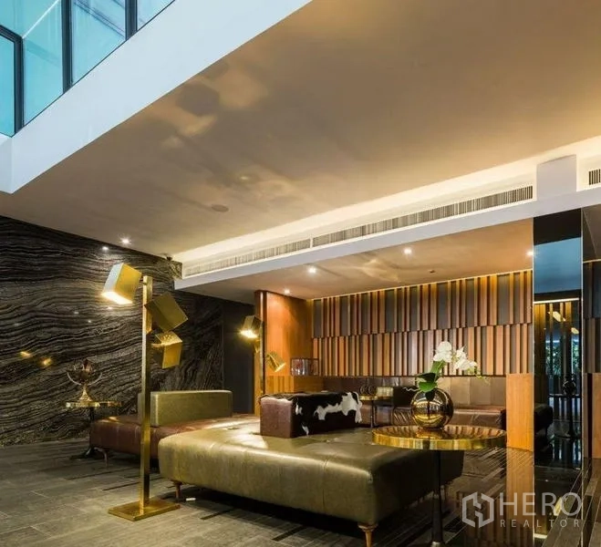 คอนโด ให้เช่าหรือขายในWatthana, Bangkok - ล็อบบี้สไตล์ลักชัวรีพร้อมโซฟาหนังและไฟตกแต่ง