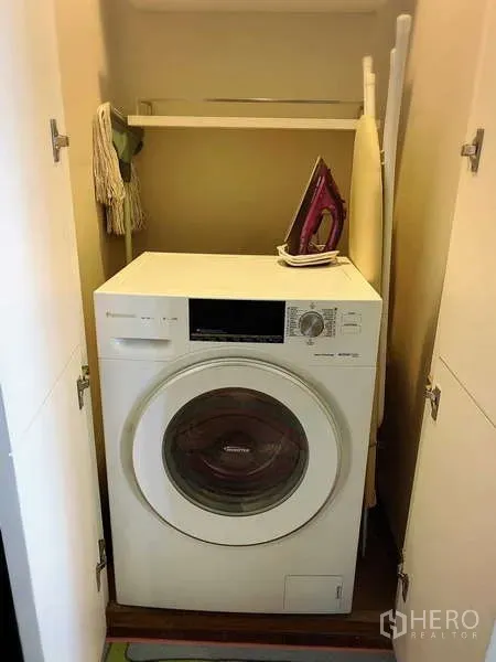คอนโด ให้เช่าในWatthana, Bangkok - ตู้ซักผ้าแบบบิวท์อินพร้อมเครื่องซักผ้าฝาหน้า ชั้นวางของ และโต๊ะรองรีด