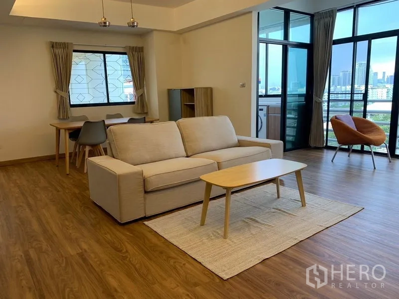 คอนโด ให้เช่า - พื้นที่นั่งเล่นและรับประทานอาหารแบบโอเพ่นสเปซ เชื่อมต่อระเบียงและวิวเมือง