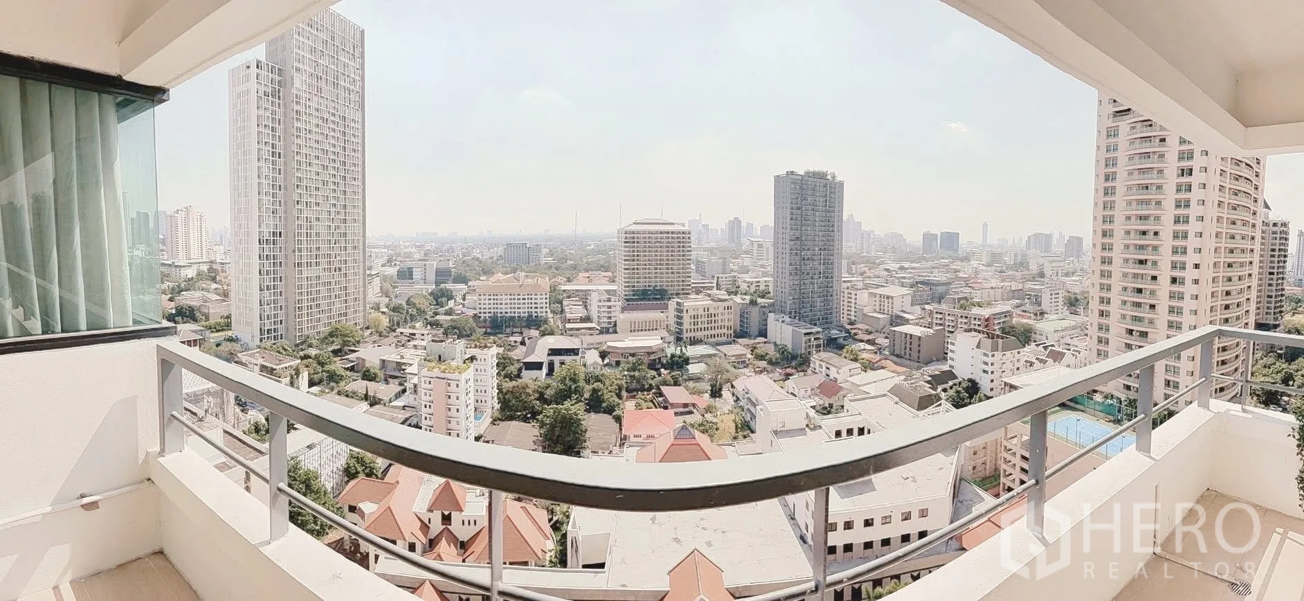 คอนโด for rent or sale in Sathon, Bangkok - ระเบียงชั้นสูงพร้อมวิวสกายไลน์สาทรแบบพาโนรามา