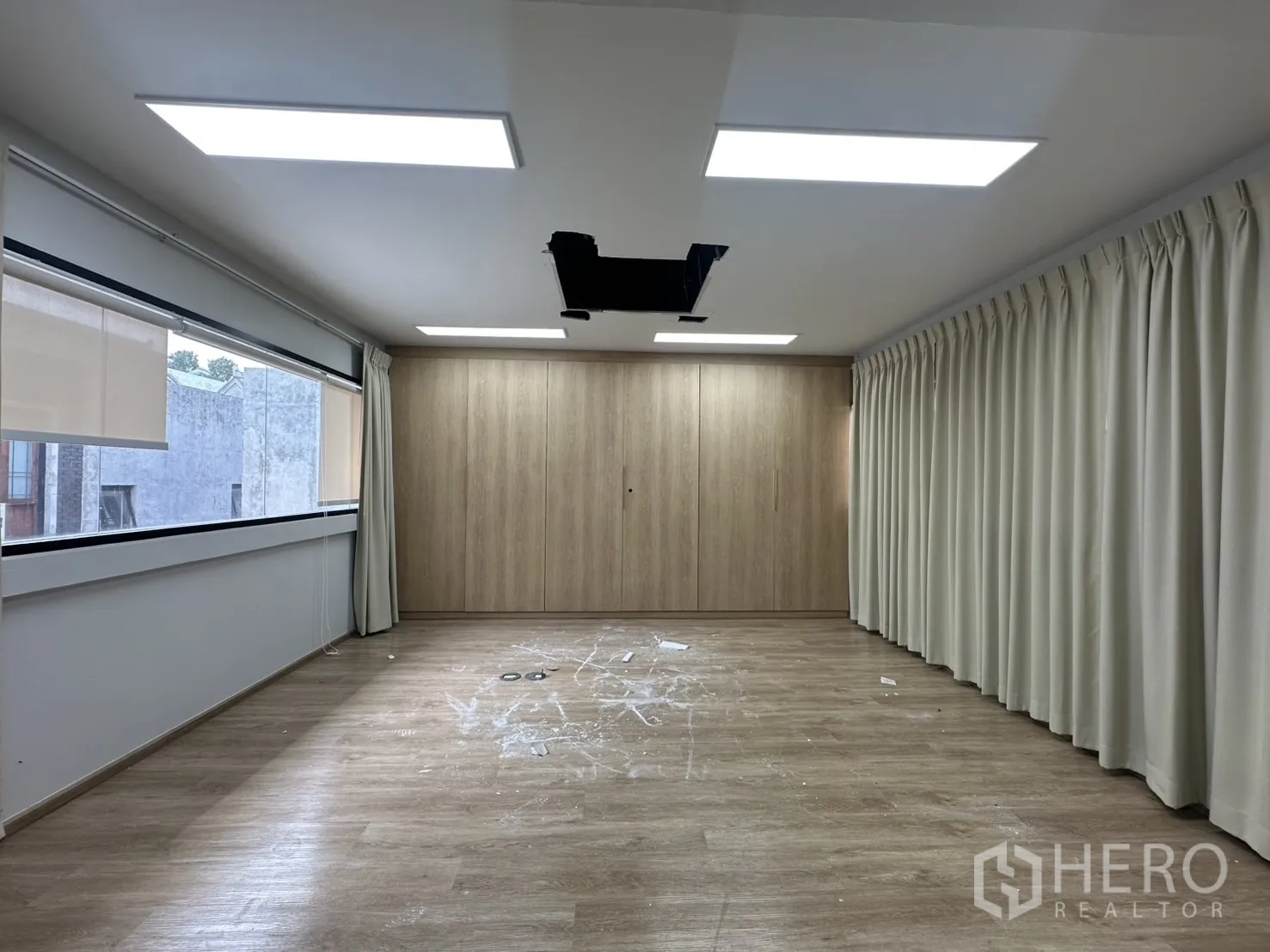 带办公室的家 出租在Pathum Wan, Bangkok - 多功能工作室，木地板，整墙柜及长窗帘