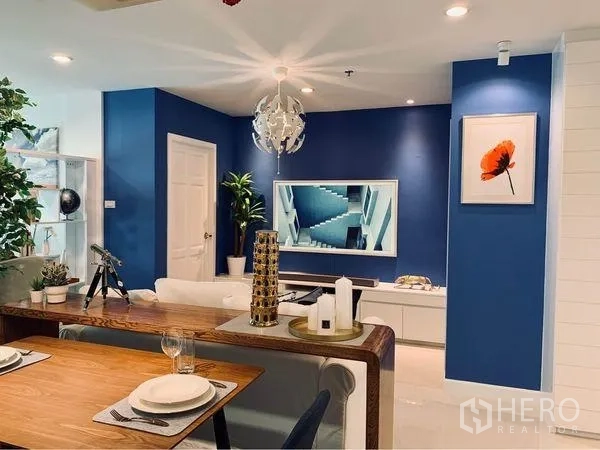 คอนโด ให้เช่าในWatthana, Bangkok - พื้นที่ทานอาหารและนั่งเล่น พร้อมไฟสมัยใหม่และผนังสีน้ำเงิน