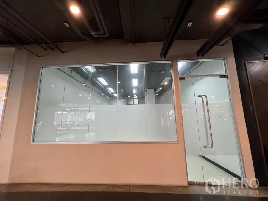 零售空间 出租 - 室内商场内的整面落地玻璃门面与玻璃门店铺。