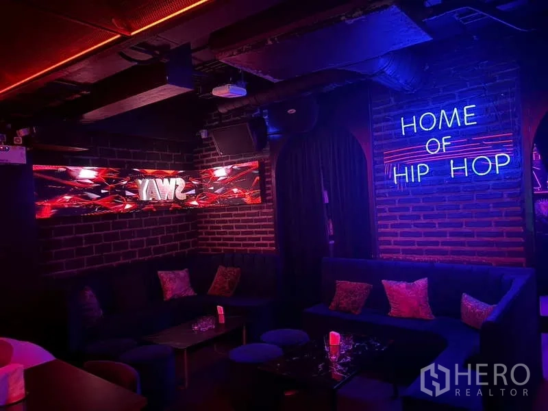 零售空间 出租在Bangkok - 砖墙休息角，霓虹标语与长椅式座位