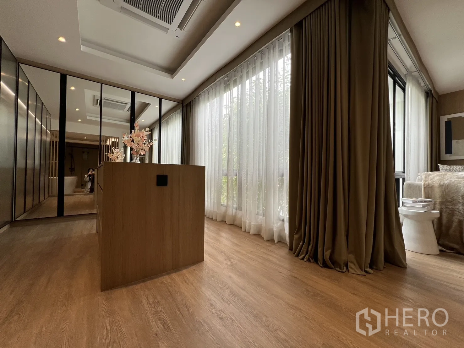 Townhouse for sale in Watthana, Bangkok - Long dressing room corridor with mirrors and sheer curtains.