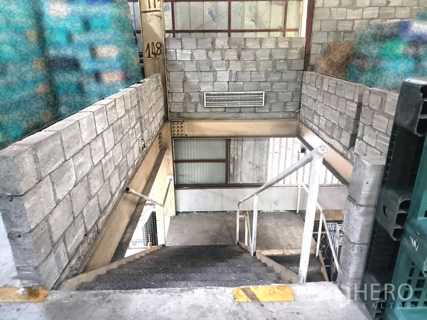 Warehouse for rent in Lam Luk Ka, Pathum Thani - Concrete stairwell inside the warehouse connecting mezzanine and ground floor.
