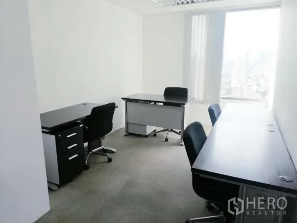 สำนักงาน ให้เช่าในRatchathewi, Bangkok - ออฟฟิศส่วนตัวขนาดกะทัดรัด มีโต๊ะทำงาน เก้าอี้ล้อเลื่อน และหน้าต่างเห็นวิวเมือง