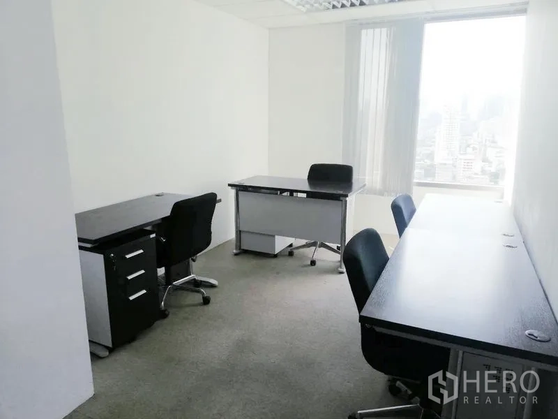 สำนักงาน ให้เช่าในRatchathewi, Bangkok - ออฟฟิศส่วนตัวขนาดกะทัดรัด มีโต๊ะทำงาน เก้าอี้ล้อเลื่อน และหน้าต่างเห็นวิวเมือง