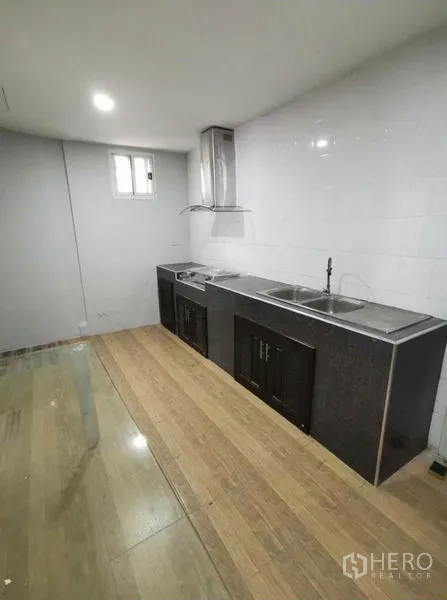 Home Office for rent in Prawet, Bangkok - Compact pantry kitchen with double stainless sinks, countertop, and extractor hood