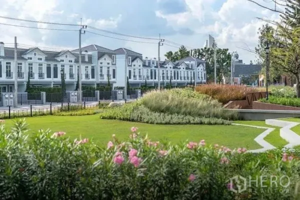 Townhouse for rent in Prawet, Bangkok - Landscaped community park with a row of modern townhouses in Prawet, Bangkok.