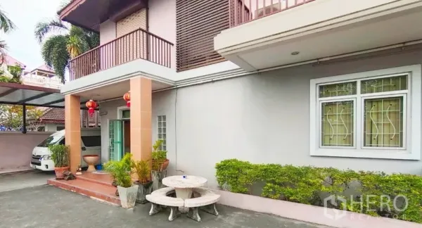 สำนักงานที่บ้าน ให้เช่าในHuai Khwang, Bangkok - เฉลียงหน้าบ้านและลานจอดรถ มีต้นไม้กระถาง โต๊ะหิน และที่จอดรถมีหลังคา