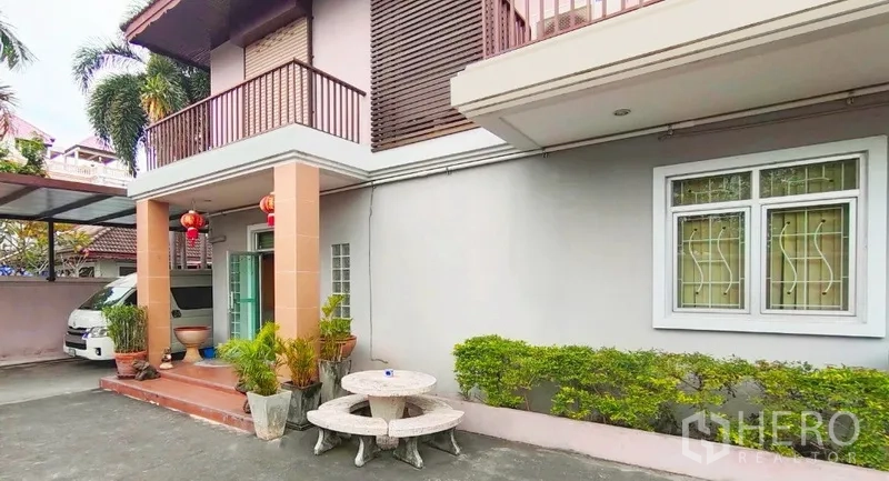 สำนักงานที่บ้าน ให้เช่าในHuai Khwang, Bangkok - เฉลียงหน้าบ้านและลานจอดรถ มีต้นไม้กระถาง โต๊ะหิน และที่จอดรถมีหลังคา