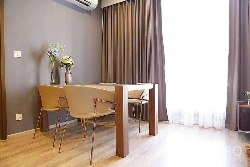 คอนโด ให้เช่าในHuai Khwang, Bangkok - มุมรับประทานอาหารสว่าง โต๊ะไม้ เก้าอี้สองตัว และหน้าต่างบานใหญ่