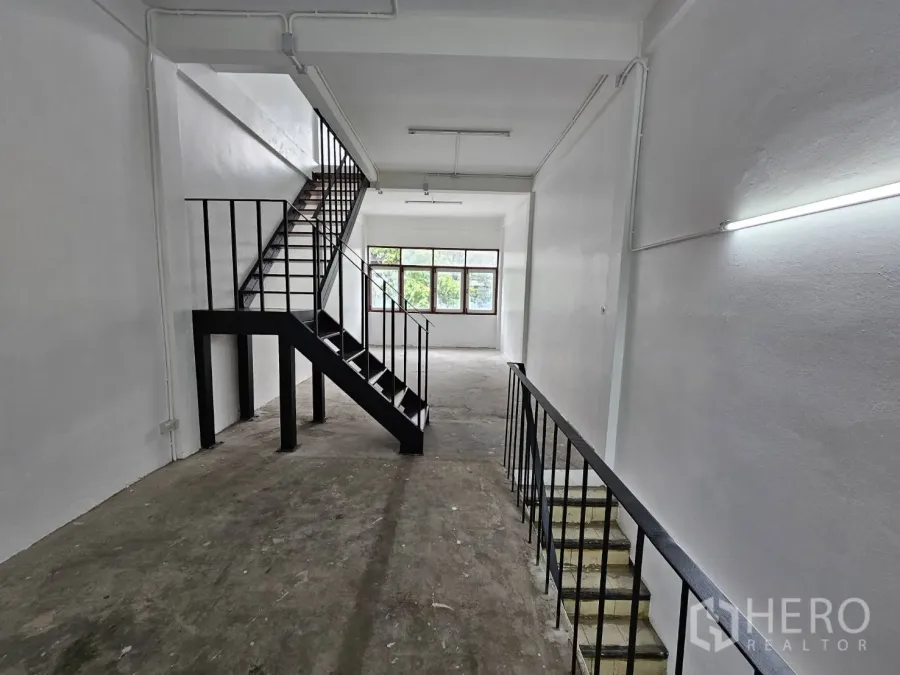 สำนักงานที่บ้าน ให้เช่าในKhlong Toei, Bangkok - ชั้นบนกว้างขวาง พร้อมบันไดเหล็กและหน้าต่างบานใหญ่ด้านหลัง