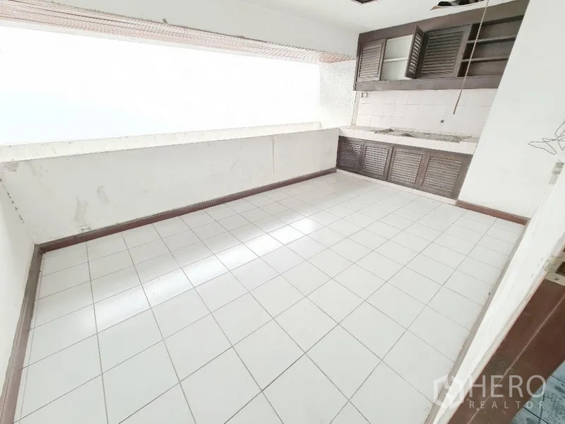 店屋 出租在Bang Na, Bangkok - 带L形操作台与吊柜的茶水间，瓷砖地面，可按需翻新。