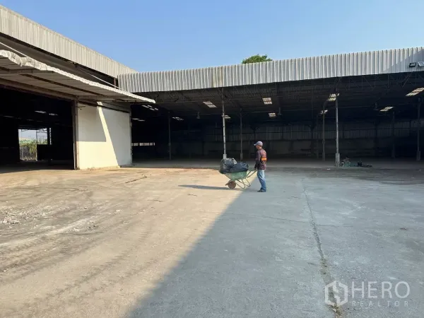 工厂 出租在Samut Prakan - 宽阔混凝土场地与大型遮棚装卸区的工厂院内景