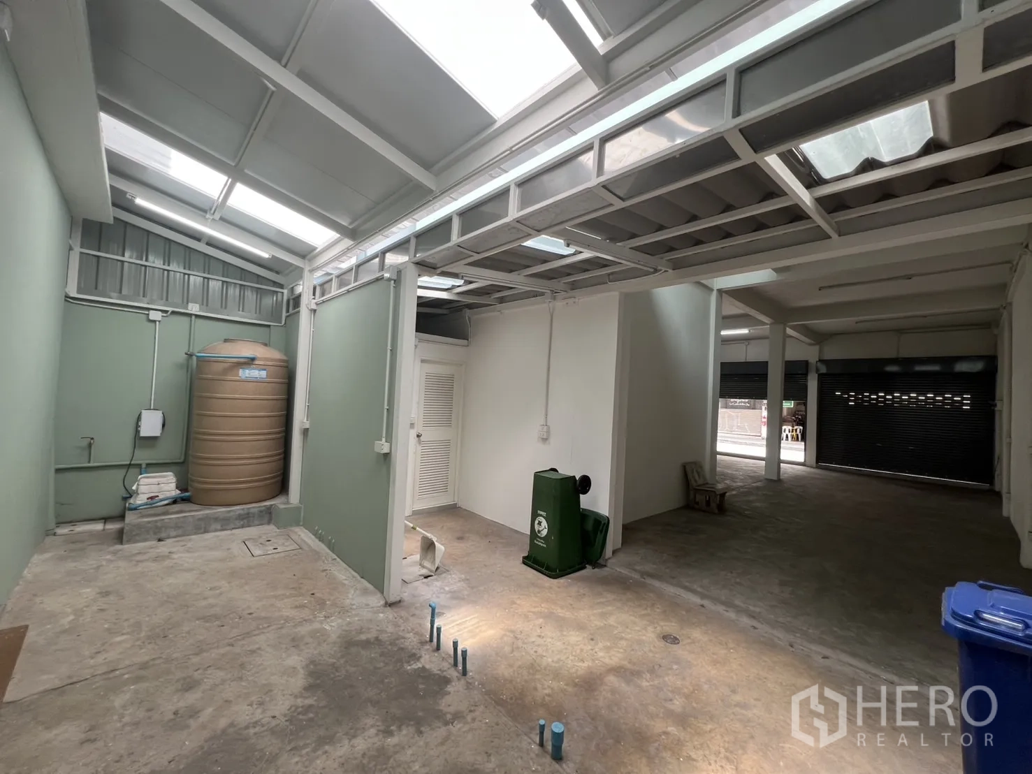 店屋 出租在Khlong Toei, Bangkok - 服务小院，水箱与天窗，连接主大厅。