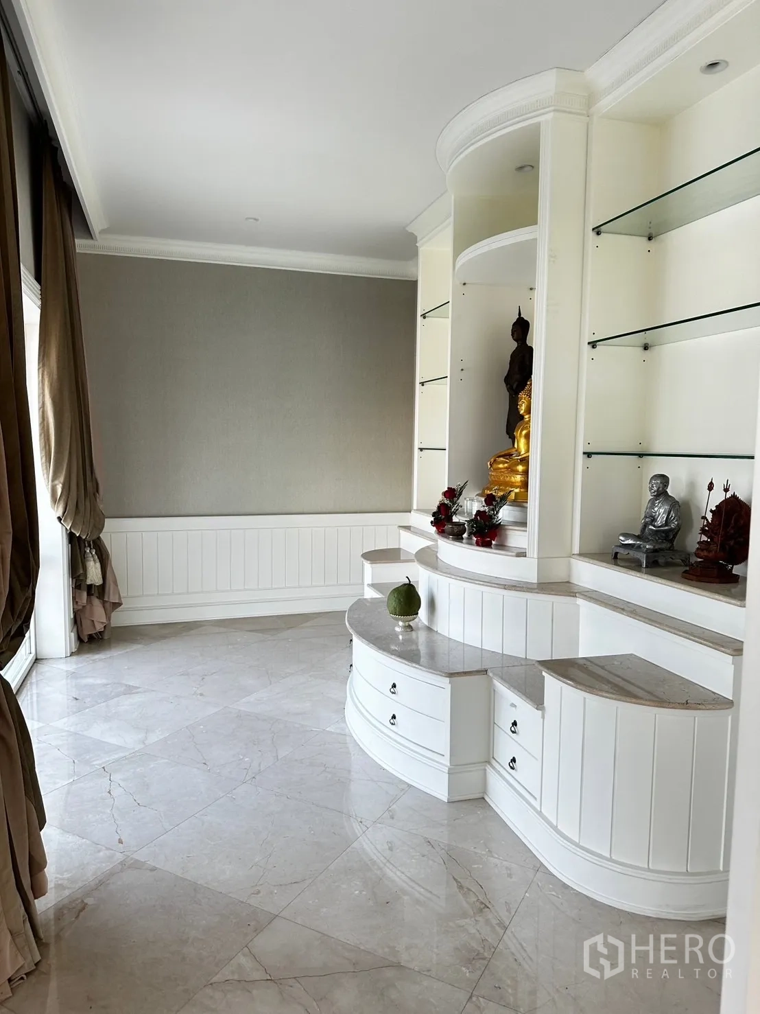 独立式住宅 出租在Chatuchak, Bangkok - 祈祷/冥想室，白色内置供台与大理石地面