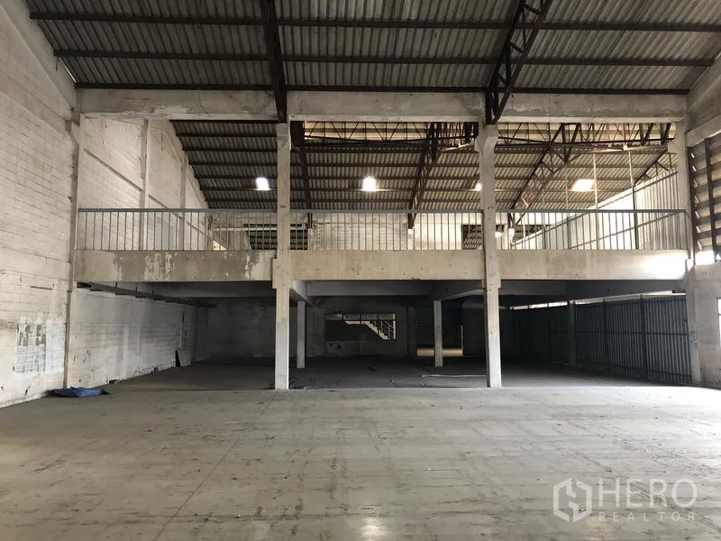 โรงงาน ให้เช่าในLam Luk Ka, Pathum Thani - ชั้นลอยเก็บของภายในโรงงาน พร้อมไฟส่องสว่างใต้หลังคาเมทัลชีท