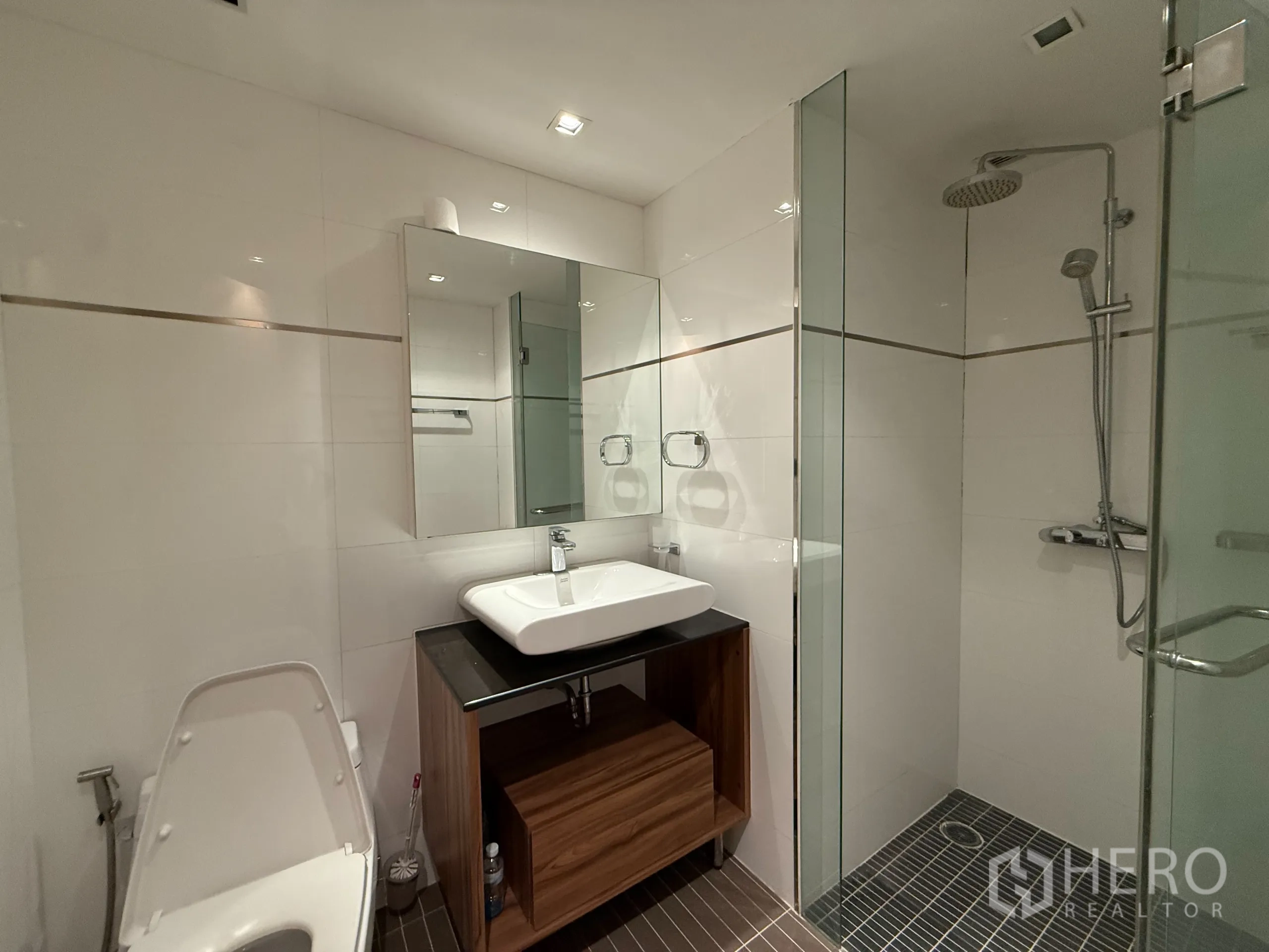 คอนโด ให้เช่าในPhaya Thai, Bangkok - ห้องน้ำสว่าง มีฝักบัวเดินเข้าได้ผนังกระจกและเคาน์เตอร์โมเดิร์น