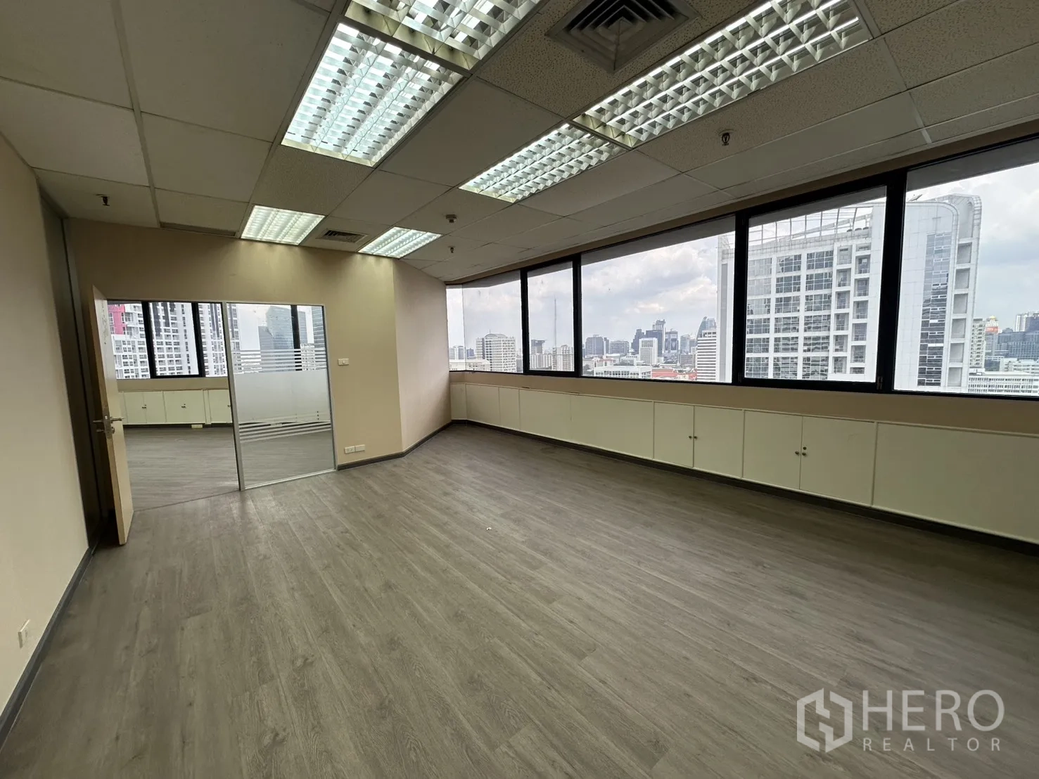 สำนักงาน ให้เช่าในBang Rak, Bangkok - ห้องทำงานมุม พื้นลายไม้ หน้าต่างกว้างเห็นวิวกรุงเทพฯ