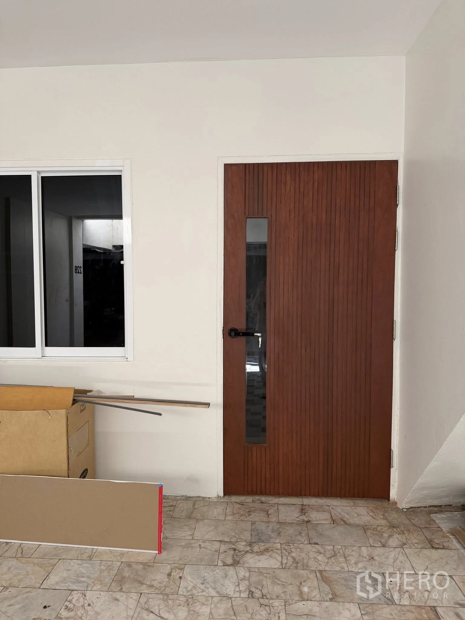 联排别墅 for rent or sale in Yan Nawa, Bangkok - 入口区域，木门、推拉窗与石材地面