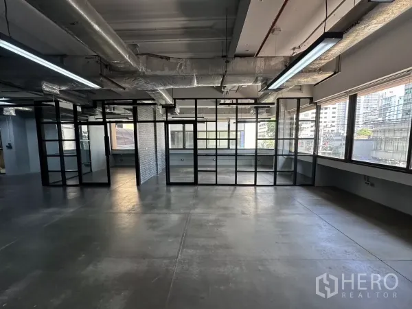 办公空间 出租 - 大窗采光的开放办公区，玻璃隔断与城市景观。