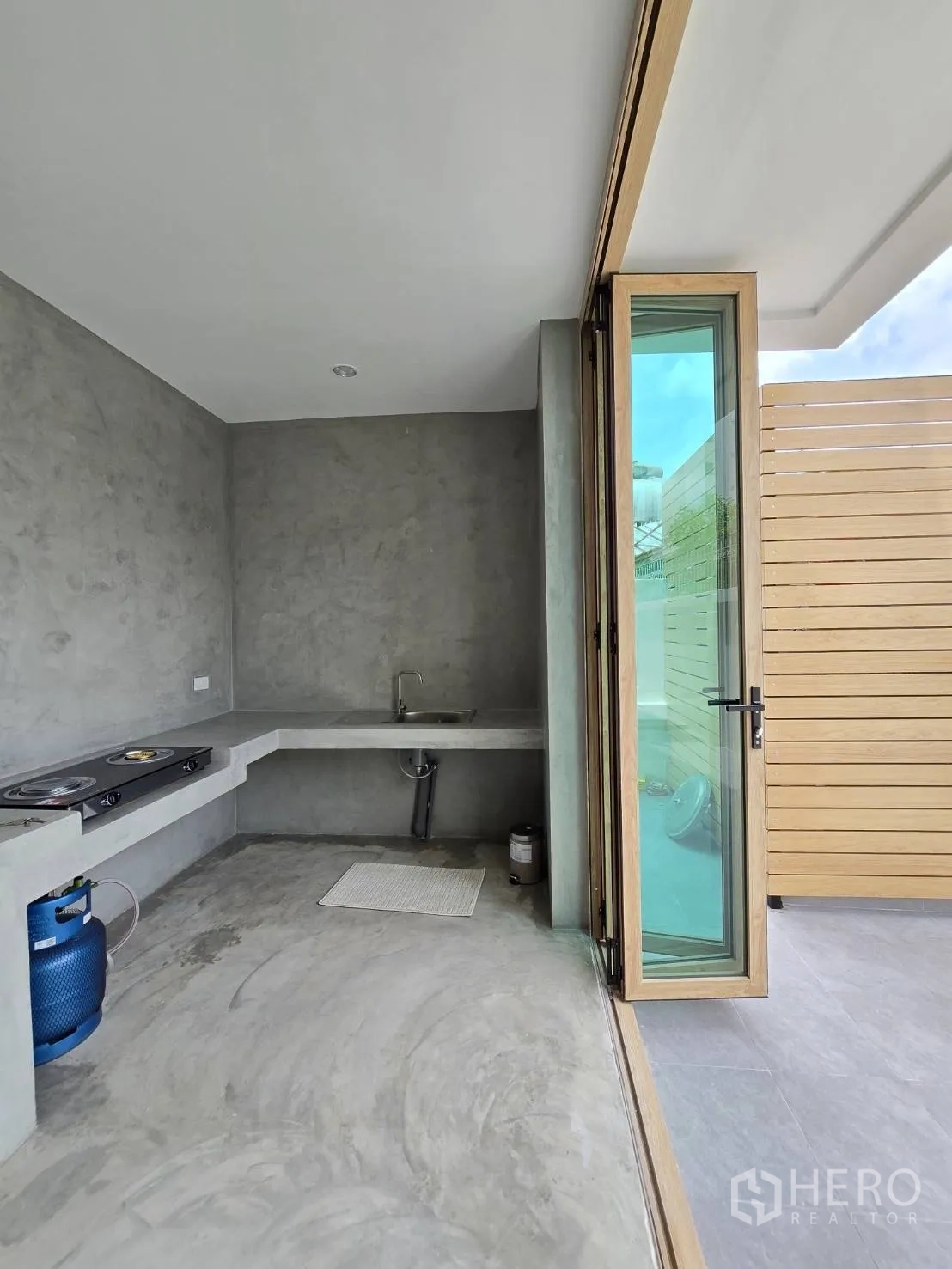 独立式住宅 出售在Suan Luang, Bangkok - 户外泰式厨房，水泥台面、水槽与燃气灶位。