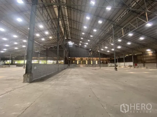 工厂 出租在Mueang Nakhon Pathom, Nakhon Pathom - 宽阔生产区，LED照明充足，侧墙通风百叶。