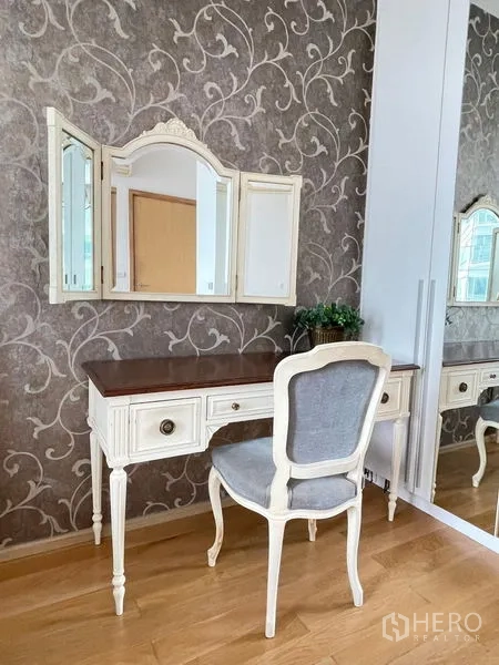 คอนโด ให้เช่าในWatthana, Bangkok - โต๊ะเครื่องแป้งสไตล์วินเทจกับกระจกสามบานและวอลล์เปเปอร์ลาย
