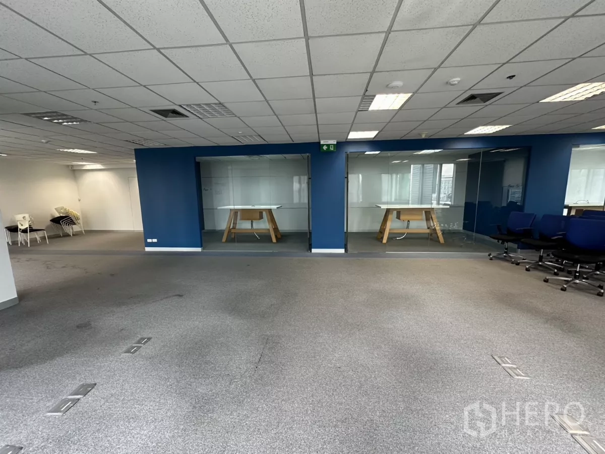 办公空间 出租在Watthana, Bangkok - 正面视角的双玻璃会议室与开放工作区。