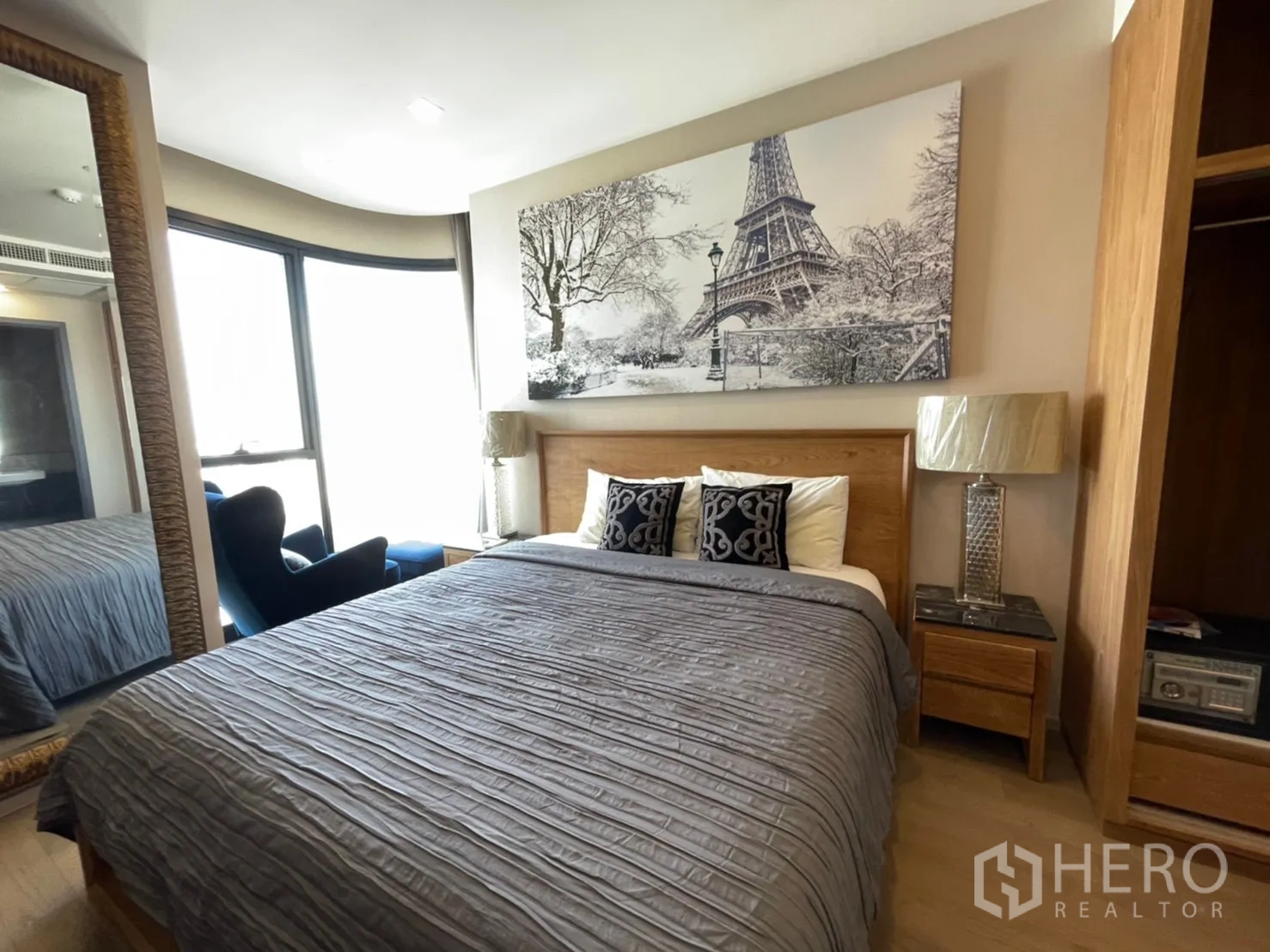 公寓 for rent in Watthana, Bangkok - 卧室配床头装饰画、衣柜收纳与内置保险箱。