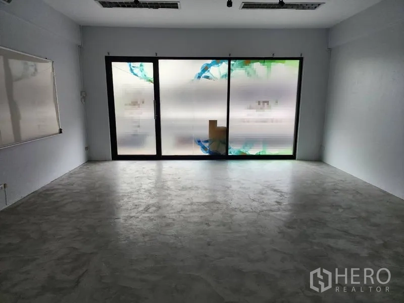 店屋 出租在Khlong Toei, Bangkok - 室内空房，水泥抛光地面，磨砂玻璃落地窗。