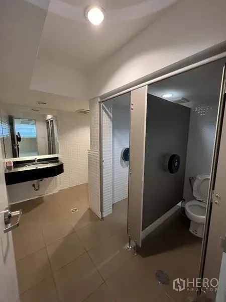 零售空间 出租在Huai Khwang, Bangkok - 整洁卫生间，独立隔间与单槽洗手台。