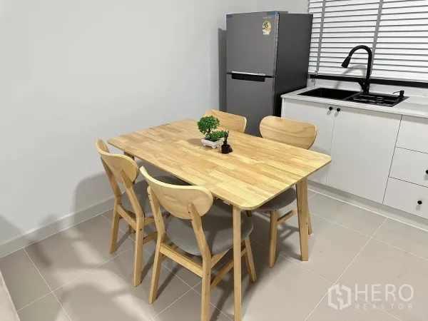 ทาวน์เฮาส์ ให้เช่าในBang Phli, Samut Prakan - มุมโต๊ะทานอาหารไม้ใกล้ตู้เย็นและอ่างล้างจานริมหน้าต่าง