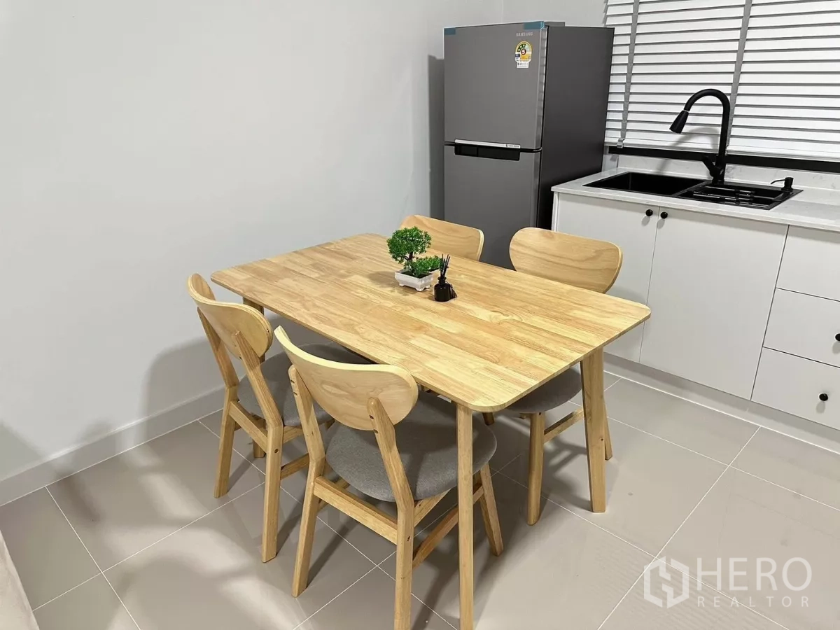 ทาวน์เฮาส์ ให้เช่าในBang Phli, Samut Prakan - มุมโต๊ะทานอาหารไม้ใกล้ตู้เย็นและอ่างล้างจานริมหน้าต่าง