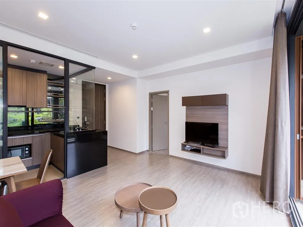 คอนโด ให้เช่าในWatthana, Bangkok - พื้นที่นั่งเล่นติดครัวยุโรปกั้นกระจก พร้อมตู้บิวท์อินและโต๊ะกินข้าว