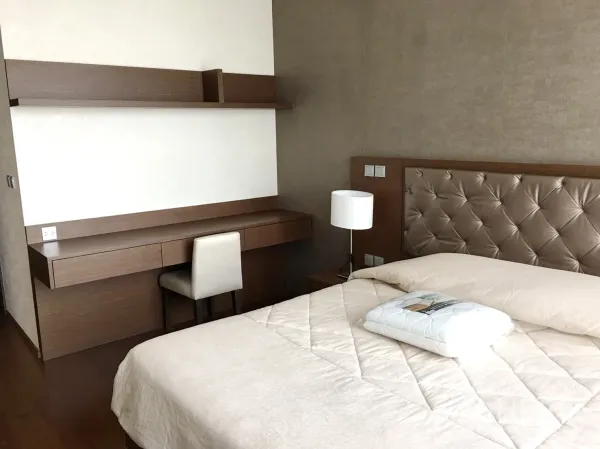 คอนโด ให้เช่าในWatthana, Bangkok - ห้องนอนหลักพร้อมหัวเตียงบุหนัง โต๊ะทำงานบิลท์อิน และพื้นไม้