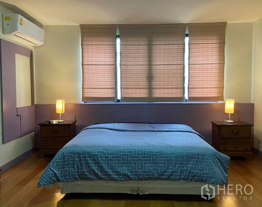 คอนโด ให้เช่าในWatthana, Bangkok - ห้องนอนมาสเตอร์ เตียงคิง ไฟหัวเตียง เครื่องปรับอากาศ และหน้าต่างบานยาวพร้อมมูลี่