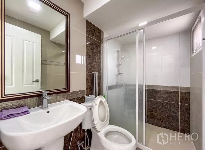 独立式住宅 出租在Chom Thong, Bangkok - 一层卫生间，带玻璃淋浴房、马桶与台盆。