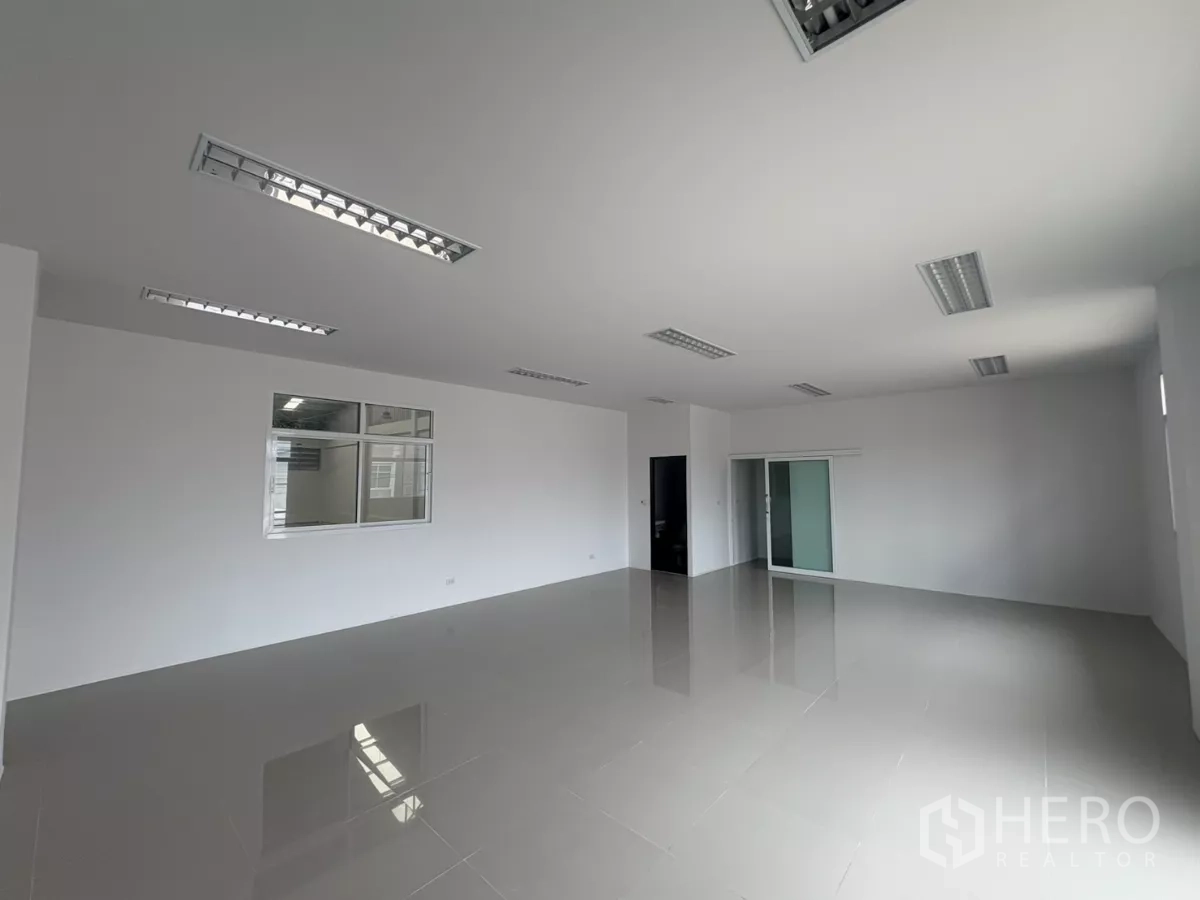 Factory for rent in Phra Samut Chedi, Samut Prakan - Office area with sliding glass door and interior window overlooking the warehouse.