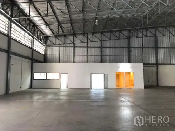 คลังสินค้า ให้เช่าในBang Phli, Samut Prakan - พื้นที่โกดังพร้อมห้องออฟฟิศกั้นผนัง ใต้หลังคาเมทัลชีทสแปนกว้าง