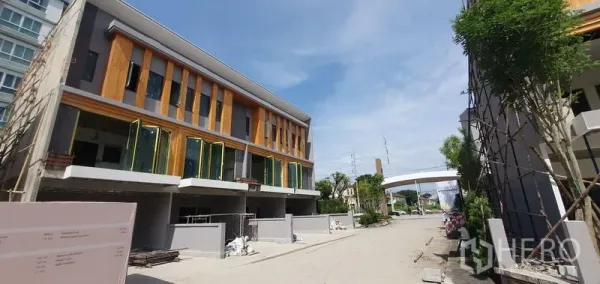 สำนักงานที่บ้าน ให้เช่าในPrawet, Bangkok - อาคารโฮมออฟฟิศ 3 ชั้นสไตล์โมเดิร์น พร้อมถนนภายในโครงการกว้างขวาง