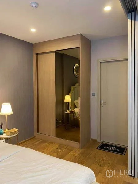 คอนโด ขายในRatchathewi, Bangkok - มุมห้องนอนพร้อมตู้เสื้อผ้าบิลต์อินบานเลื่อน และประตูเข้าห้องน้ำ