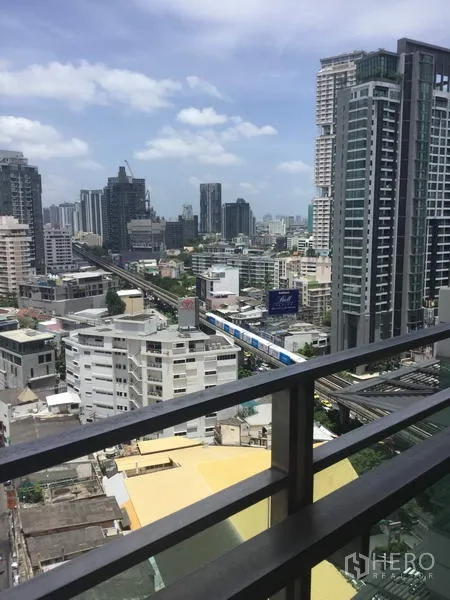 คอนโด ให้เช่าในWatthana, Bangkok - วิวจากระเบียงชั้นสูง เห็นสกายไลน์กรุงเทพฯ เส้นรถไฟฟ้า BTS และอาคารสูงโดยรอบ