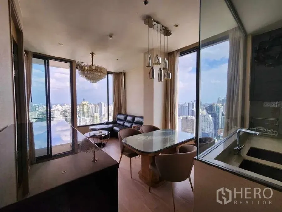 คอนโด ให้เช่า - ครัวกินได้ มุมทานอาหาร และพื้นที่นั่งเล่น รายล้อมด้วยกระจกบานใหญ่และวิวเมือง