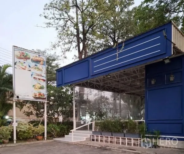 零售空间 出租在Bueng Kum, Bangkok - 临街蓝色店面，带大型招牌、无障碍坡道与绿化