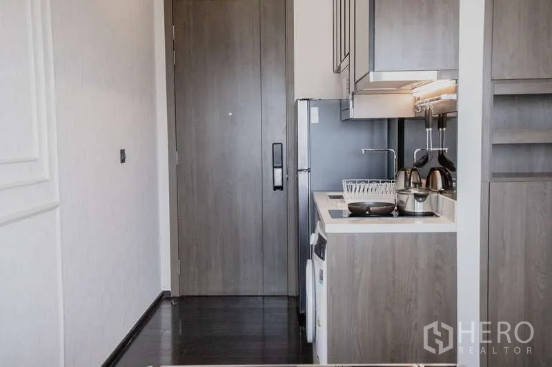 คอนโด ให้เช่าในWatthana, Bangkok - โถงทางเข้าพร้อมมินิครัว ตู้เย็น และเครื่องซักผ้า ไปสู่ประตูห้อง